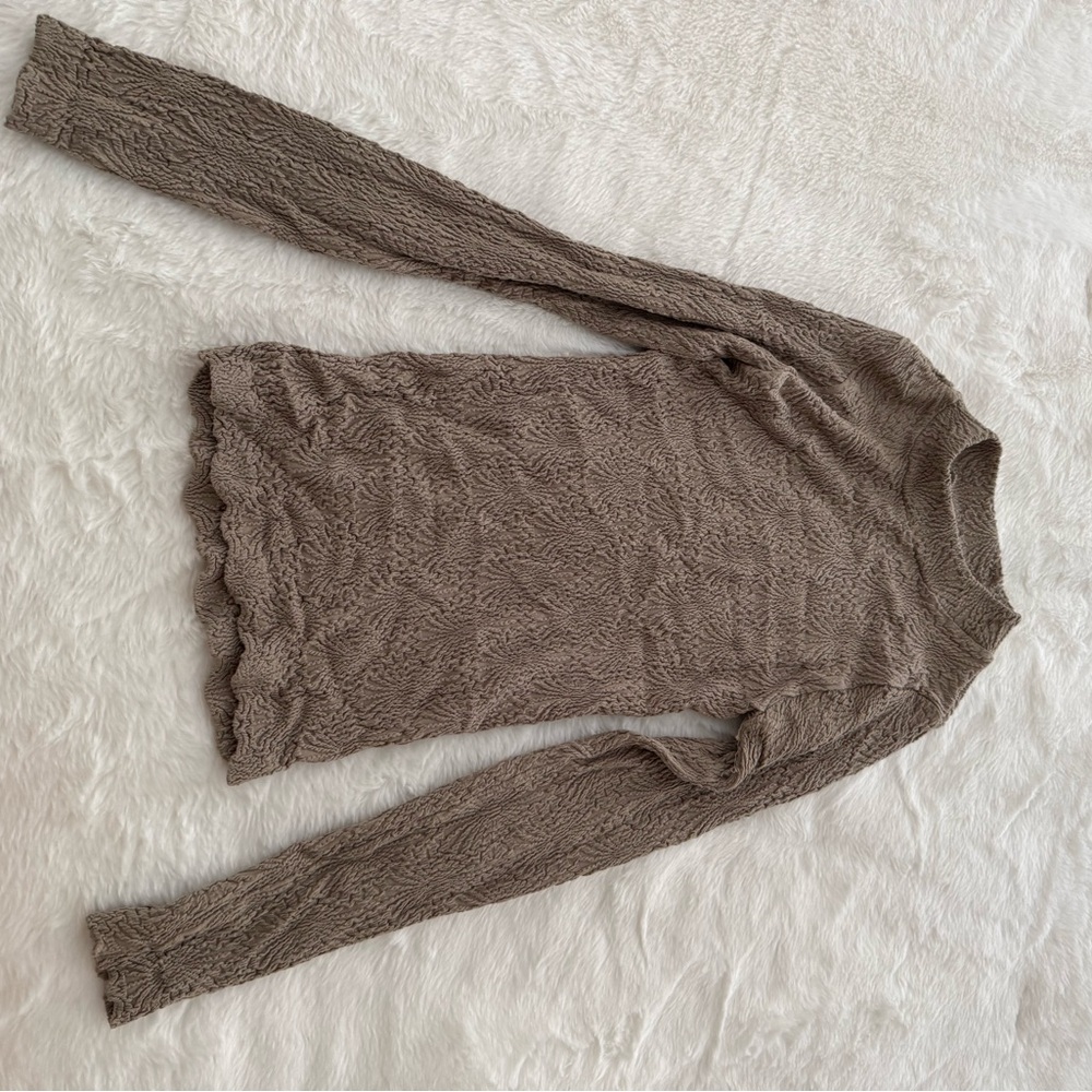 Long sleeve form fit top. 3D crinkle knit